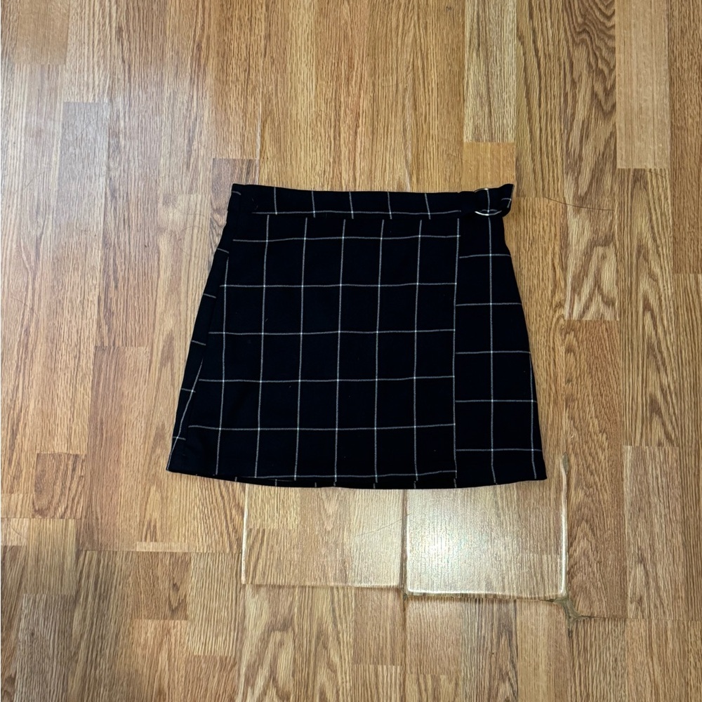 Ivy & Main black and white wrap skirt with silver circle detail on the side
